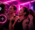 Amigas compartiendo un momento después de bailar